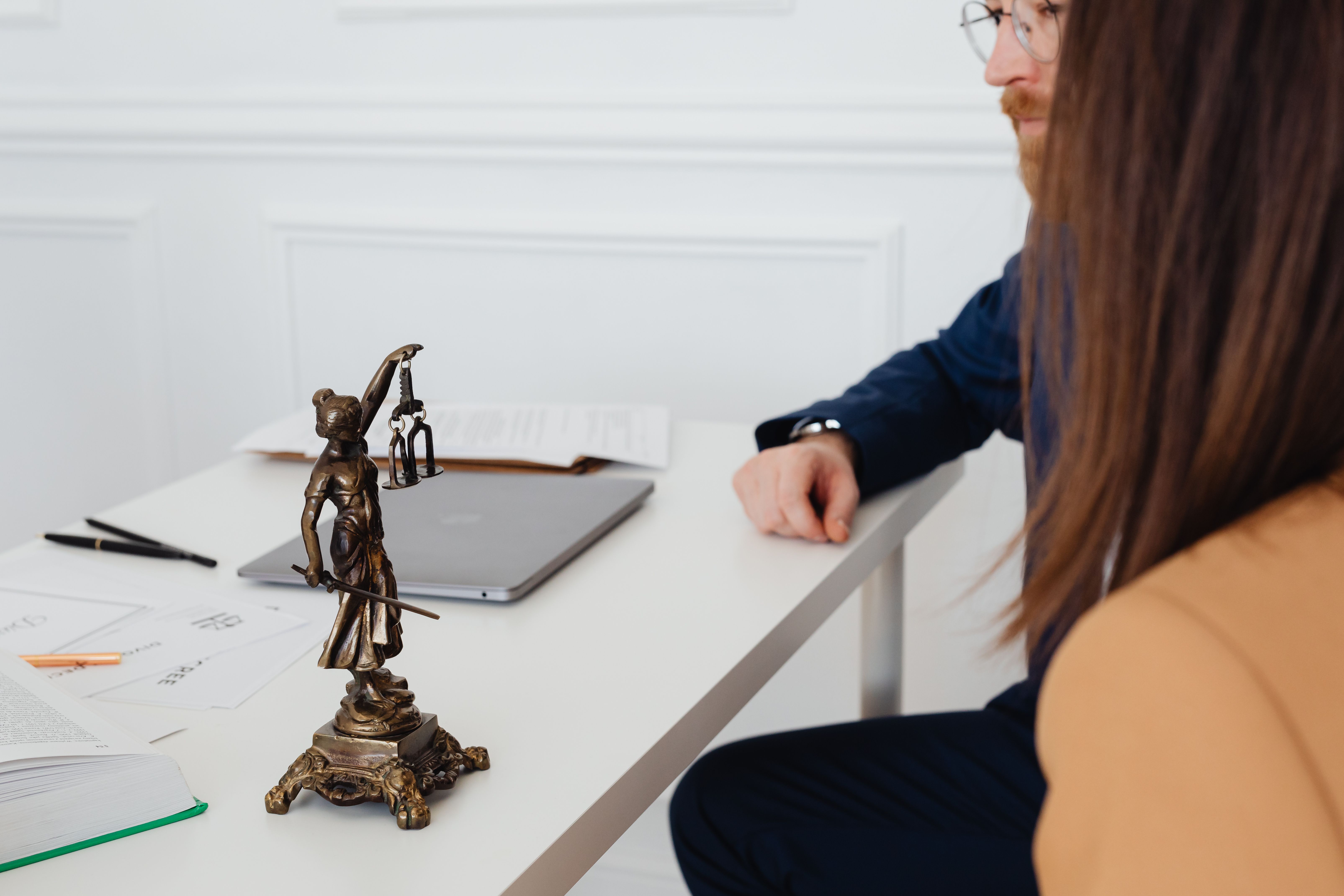 L’employabilité dans les métiers du droit : un secteur solide mais sélectif